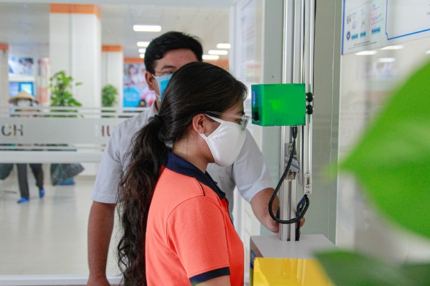 The student-designed automatic body temperature scanner has been put in use at HUTECH campus 36