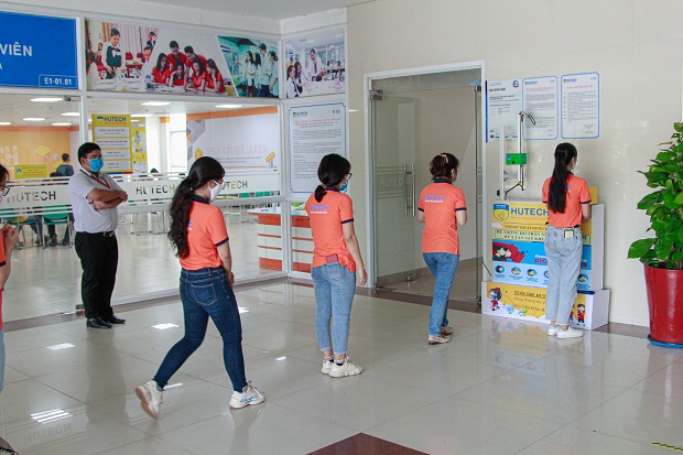 The student-designed automatic body temperature scanner has been put in use at HUTECH campus 39