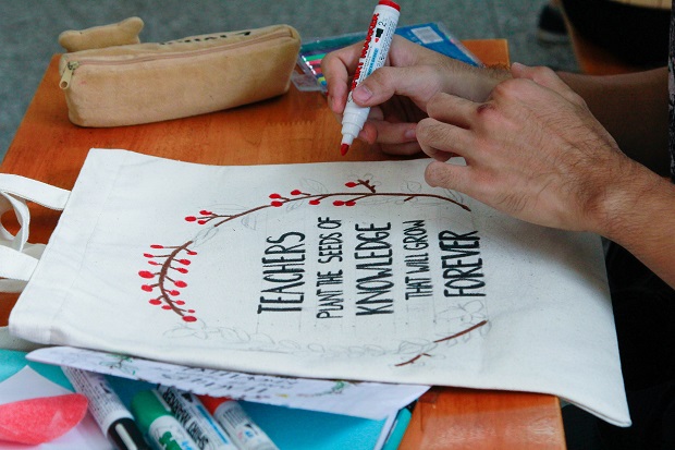 Sinh viên HUTECH trang trí túi canvas và thiệp mừng chào đón ngày Nhà giáo Việt Nam 20/11 56