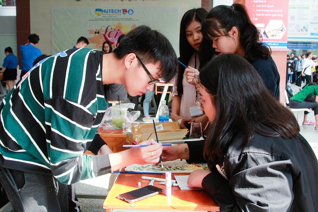 Sinh viên HUTECH trang trí túi canvas và thiệp mừng chào đón ngày Nhà giáo Việt Nam 20/11 62