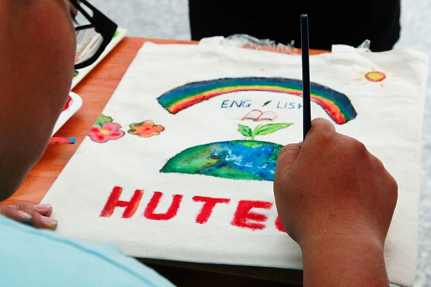 Sinh viên HUTECH trang trí túi canvas và thiệp mừng chào đón ngày Nhà giáo Việt Nam 20/11 59