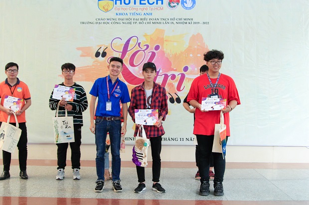 Sinh viên HUTECH trang trí túi canvas và thiệp mừng chào đón ngày Nhà giáo Việt Nam 20/11 92