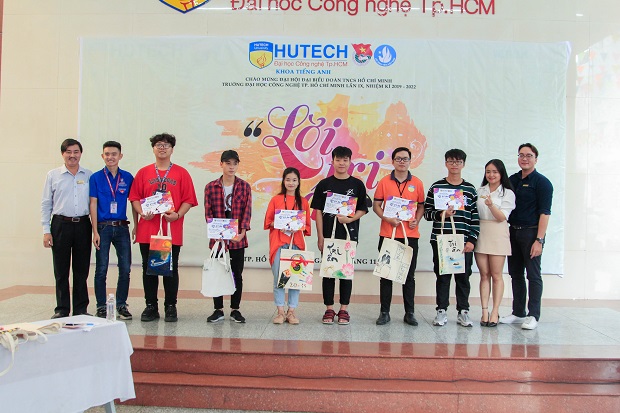 Sinh viên HUTECH trang trí túi canvas và thiệp mừng chào đón ngày Nhà giáo Việt Nam 20/11 33