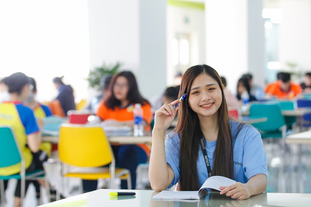 Ấn tượng hình ảnh sinh viên tình nguyện Thủ đô trong những ngày thi cử   Giáo dục  Vietnam VietnamPlus