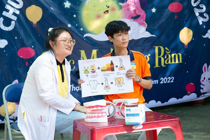 Sinh viên Khoa Dược và Khoa Nhật Bản học đem “Giấc mơ trăng rằm” tới các em nhỏ Trường Tiểu học Tầm Vu 84