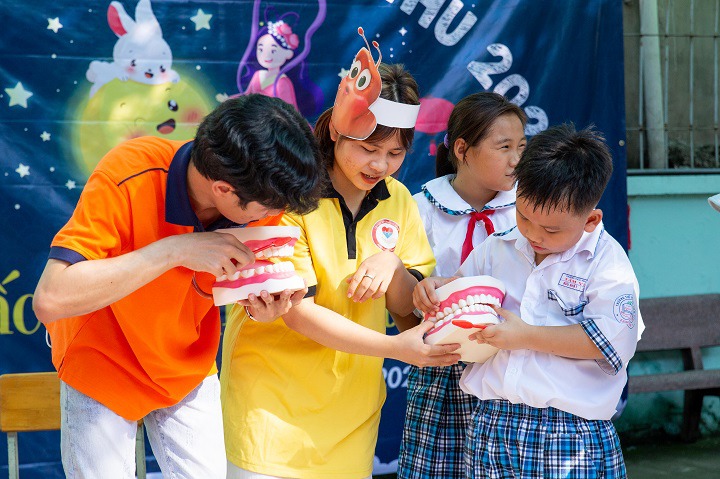 Sinh viên Khoa Dược và Khoa Nhật Bản học đem “Giấc mơ trăng rằm” tới các em nhỏ Trường Tiểu học Tầm Vu 90