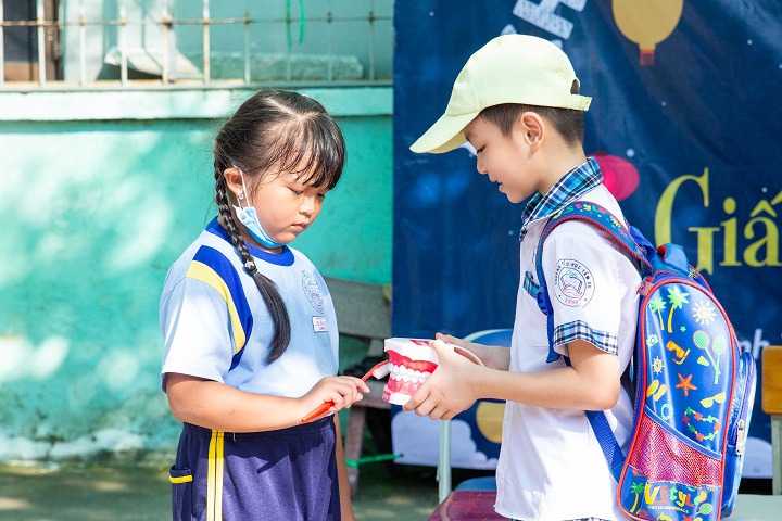 Sinh viên Khoa Dược và Khoa Nhật Bản học đem “Giấc mơ trăng rằm” tới các em nhỏ Trường Tiểu học Tầm Vu 87