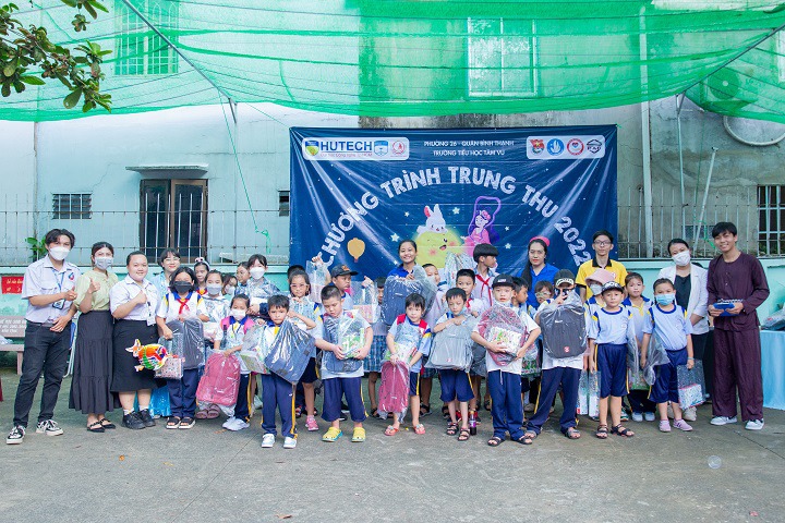 Sinh viên Khoa Dược và Khoa Nhật Bản học đem “Giấc mơ trăng rằm” tới các em nhỏ Trường Tiểu học Tầm Vu 62