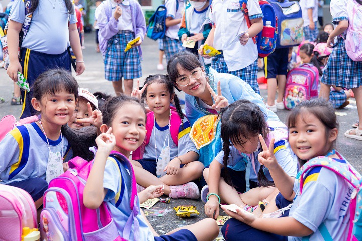 Sinh viên Khoa Dược và Khoa Nhật Bản học đem “Giấc mơ trăng rằm” tới các em nhỏ Trường Tiểu học Tầm Vu 96