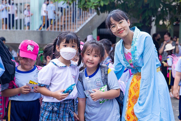 Sinh viên Khoa Dược và Khoa Nhật Bản học đem “Giấc mơ trăng rằm” tới các em nhỏ Trường Tiểu học Tầm Vu 99