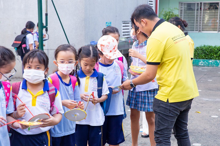 Sinh viên Khoa Dược và Khoa Nhật Bản học đem “Giấc mơ trăng rằm” tới các em nhỏ Trường Tiểu học Tầm Vu 102