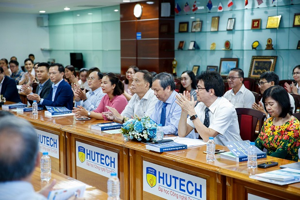 HUTECH hosts the Industry Revolution 4.0 Conference and its applications in the field of economics 37