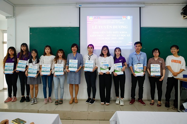 Các Khoa/Viện HUTECH tuyên dương, khen thưởng sinh viên tiêu biểu HKI, năm học 2019 - 2020 250