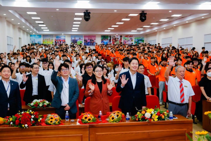 Trống khai giảng đã điểm, sinh viên Viện Công nghệ Việt - Hàn chính thức khởi động năm học mới 8