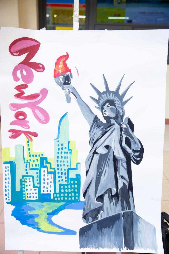 Sinh viên ngành Ngôn ngữ Anh phác họa văn hóa Anh - Mỹ qua triển lãm poster về Văn hóa xã hội 45