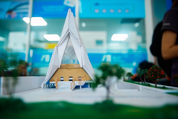 Admire the miniature models resembling famous architectural buildings made by HUTECH students 112