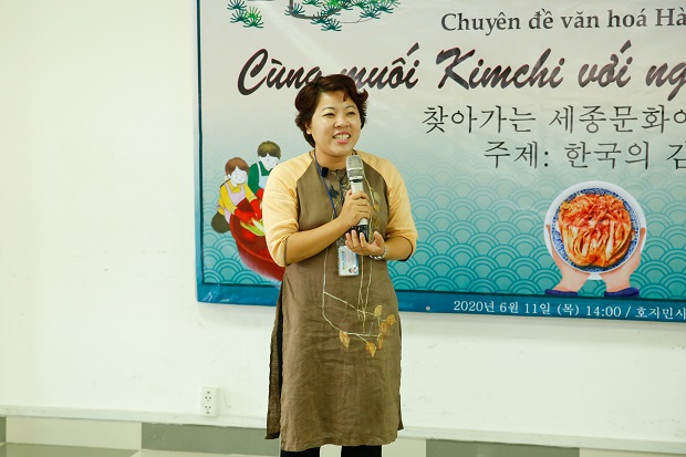 ​Sinh viên HUTECH cùng nghệ nhân Hàn Quốc học cách làm Kim chi truyền thống 29