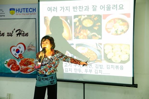 ​Sinh viên HUTECH cùng nghệ nhân Hàn Quốc học cách làm Kim chi truyền thống 74