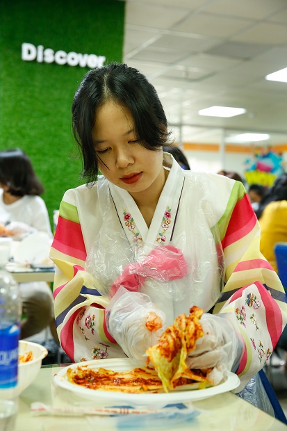 ​Sinh viên HUTECH cùng nghệ nhân Hàn Quốc học cách làm Kim chi truyền thống 90