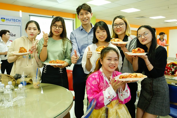 ​Sinh viên HUTECH cùng nghệ nhân Hàn Quốc học cách làm Kim chi truyền thống 115