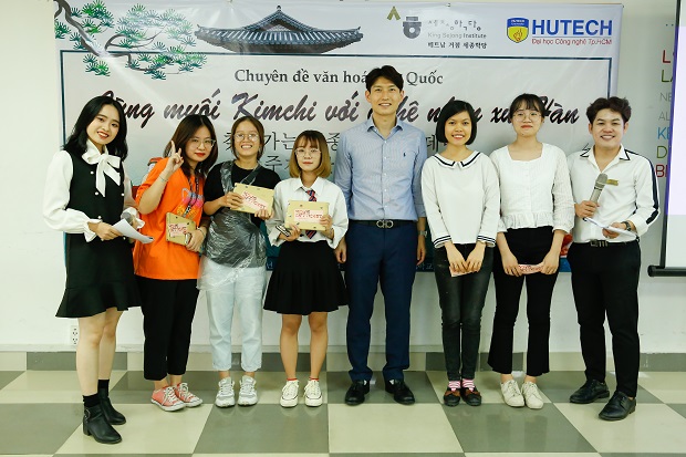 ​Sinh viên HUTECH cùng nghệ nhân Hàn Quốc học cách làm Kim chi truyền thống 126