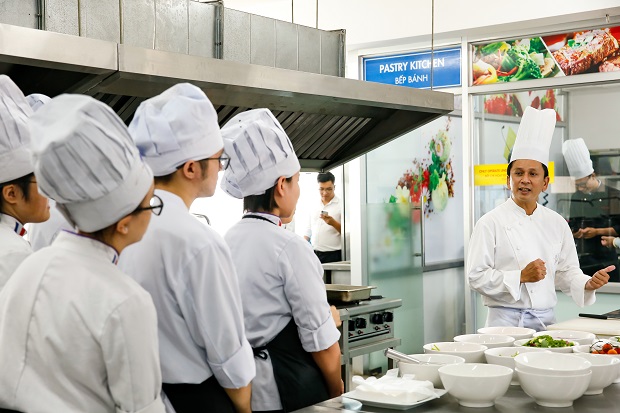 Vào bếp cùng Bếp trưởng Alain Nguyễn - "giờ học" đặc biệt của sinh viên HUTECH 12