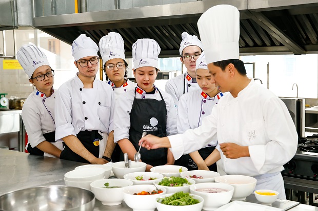 Vào bếp cùng Bếp trưởng Alain Nguyễn - "giờ học" đặc biệt của sinh viên HUTECH 18