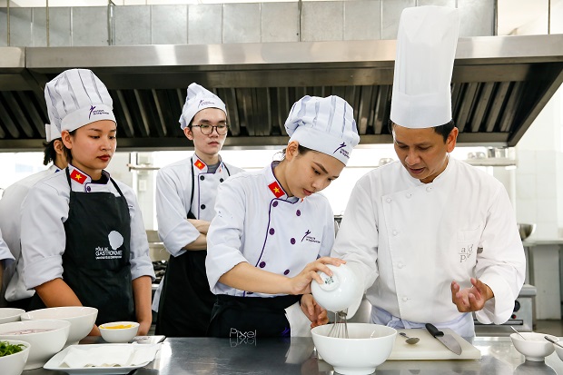 Vào bếp cùng Bếp trưởng Alain Nguyễn - "giờ học" đặc biệt của sinh viên HUTECH 27