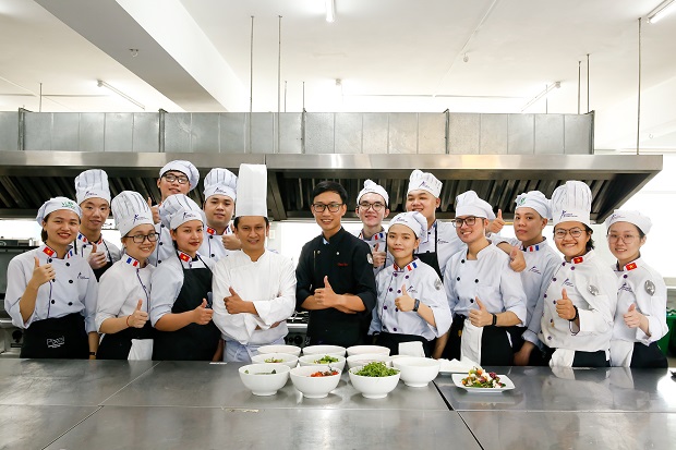 Vào bếp cùng Bếp trưởng Alain Nguyễn - "giờ học" đặc biệt của sinh viên HUTECH 47
