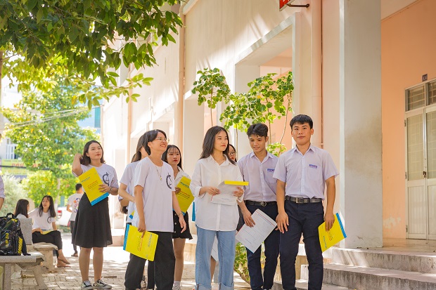 Về Bình Thuận, gặp gỡ tập thể đạt giải Ba cuộc thi Thiết kế áo lớp tại trường THPT Phan Bội Châu 101