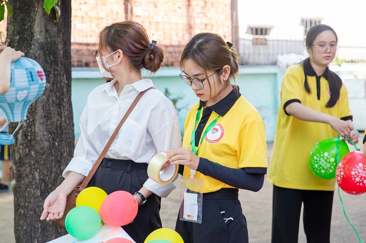 Sinh viên Khoa Dược và Khoa Nhật Bản học đem “Giấc mơ trăng rằm” tới các em nhỏ Trường Tiểu học Tầm Vu 105