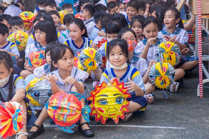 Sinh viên Khoa Dược và Khoa Nhật Bản học đem “Giấc mơ trăng rằm” tới các em nhỏ Trường Tiểu học Tầm Vu 65