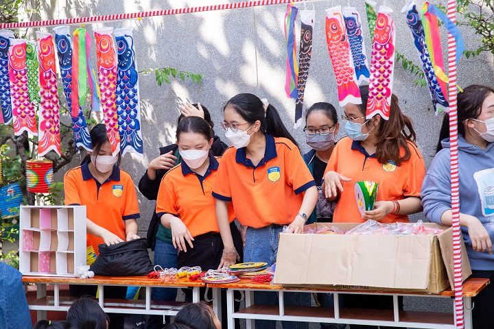 Sinh viên Khoa Dược và Khoa Nhật Bản học đem “Giấc mơ trăng rằm” tới các em nhỏ Trường Tiểu học Tầm Vu 78