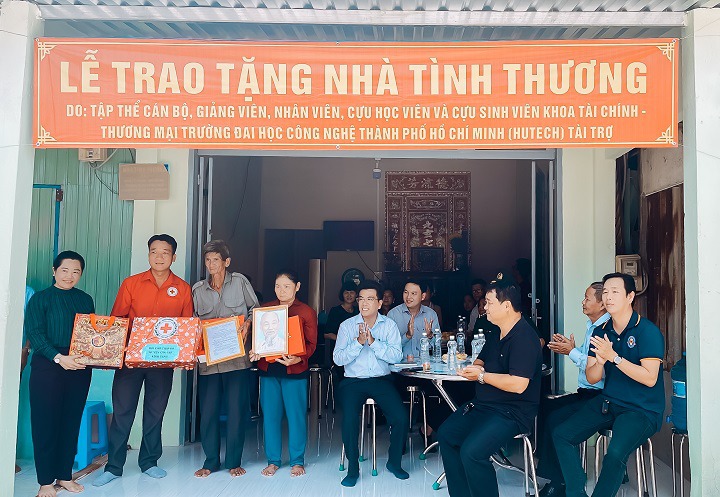 Khoa Tài chính - Thương mại trao tặng Nhà tình thương tại huyện Cần Giờ (TP.HCM) 25