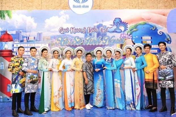 Đại sứ áo dài Trần Trung Trà lịch lãm diện áo dài Việt Hùng trong chương trình “Quê hương biển gọi” 10
