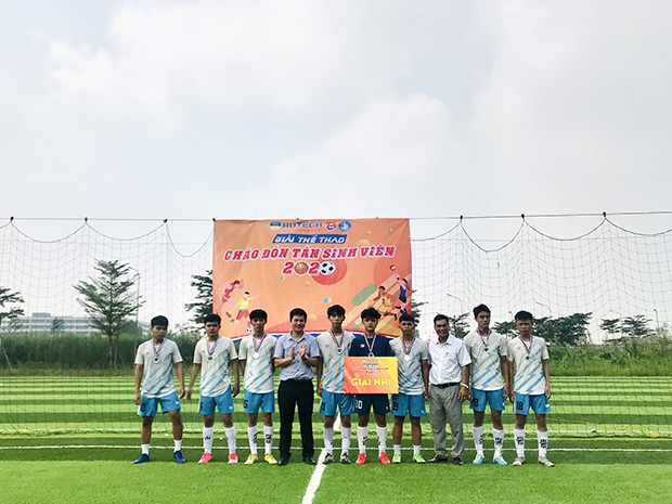 Đội CTXH-HUTECH vô địch môn Bóng đá nam Giải thể thao Tân Sinh viên 2020 32
