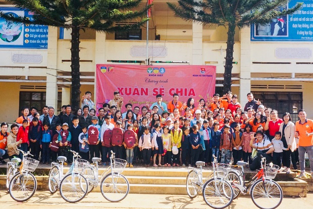Students of the Faculty of Law take part in the “Happy Spring - Cozy Tet” spring volunteer campaign in Lam Dong Province 31