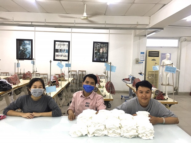Sinh viên HUTECH sản xuất khẩu trang vải kháng khuẩn phòng chống dịch Covid-19 43