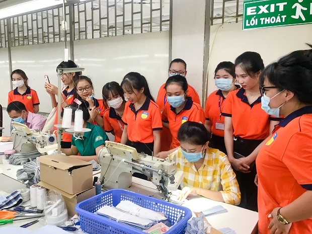Sinh viên ngành Công nghệ dệt, may tham quan thực tế tại Công ty may Hưng Phú 77