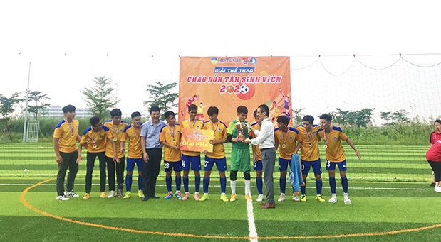 Đội CTXH-HUTECH vô địch môn Bóng đá nam Giải thể thao Tân Sinh viên 2020 25