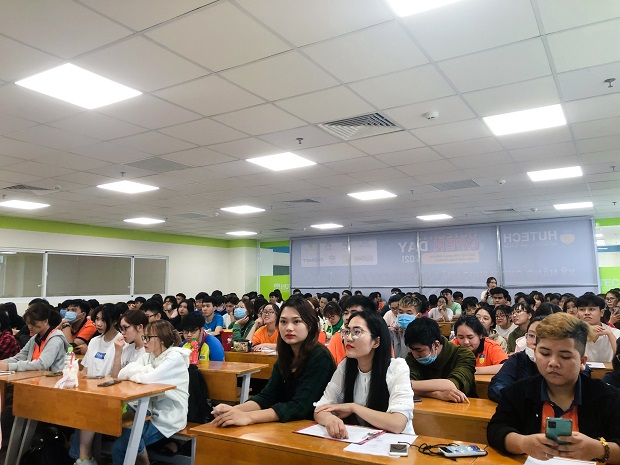 Chuyên gia từ C.P Việt Nam đồng hành cùng sinh viên HUTECH tìm hiểu cơ hội và thách thức tại doanh nghiệp 16