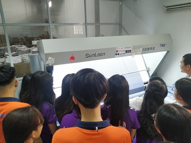 Sinh viên HUTECH tìm hiểu về quy trình sản xuất hàng may mặc tại Công ty CP Bình Phú 74