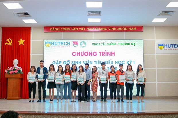 Các Khoa/Viện HUTECH tuyên dương, khen thưởng sinh viên tiêu biểu HKI, năm học 2019 - 2020 210