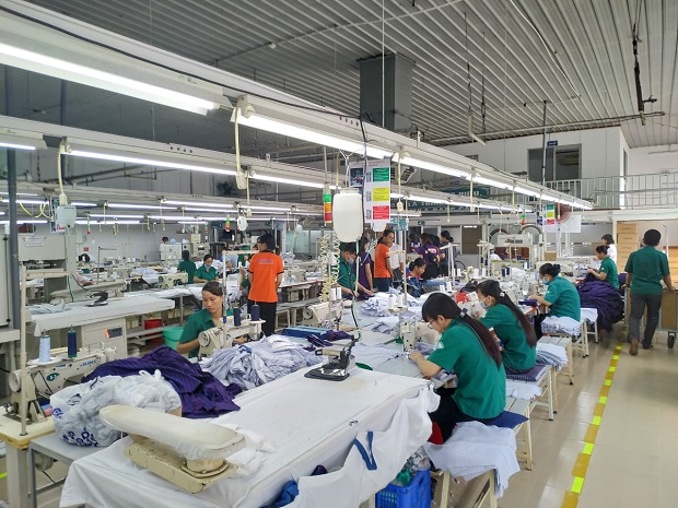 Sinh viên HUTECH tìm hiểu về quy trình sản xuất hàng may mặc tại Công ty CP Bình Phú 80