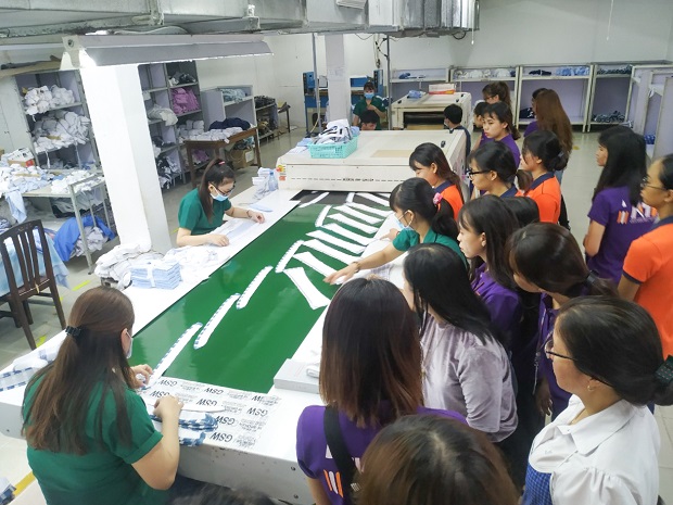 Sinh viên HUTECH tìm hiểu về quy trình sản xuất hàng may mặc tại Công ty CP Bình Phú 22