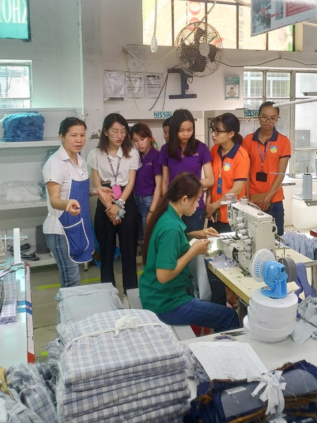 Sinh viên HUTECH tìm hiểu về quy trình sản xuất hàng may mặc tại Công ty CP Bình Phú 68