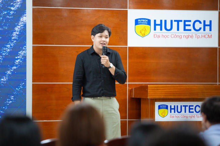Đại biểu các doanh nghiệp giới thiệu lĩnh vực kinh doanh, môi trường làm việc và những vị trí đang tuyển dụng HUTECH 1
