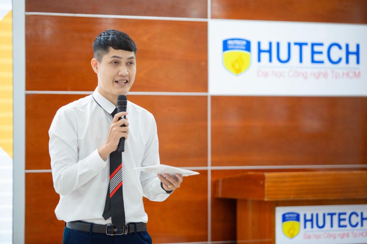 Đại biểu các doanh nghiệp giới thiệu lĩnh vực kinh doanh, môi trường làm việc và những vị trí đang tuyển dụng HUTECH 5