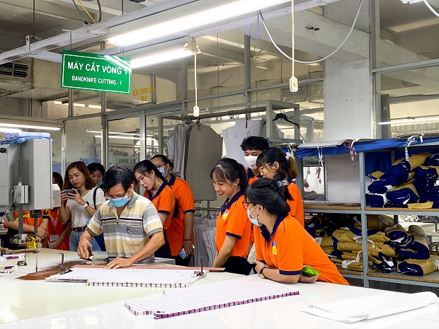 Sinh viên ngành Công nghệ dệt, may tham quan thực tế tại Công ty may Hưng Phú 29