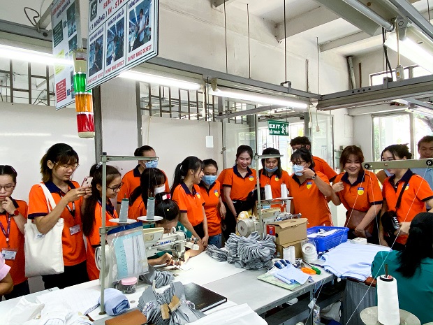 Sinh viên ngành Công nghệ dệt, may tham quan thực tế tại Công ty may Hưng Phú 53
